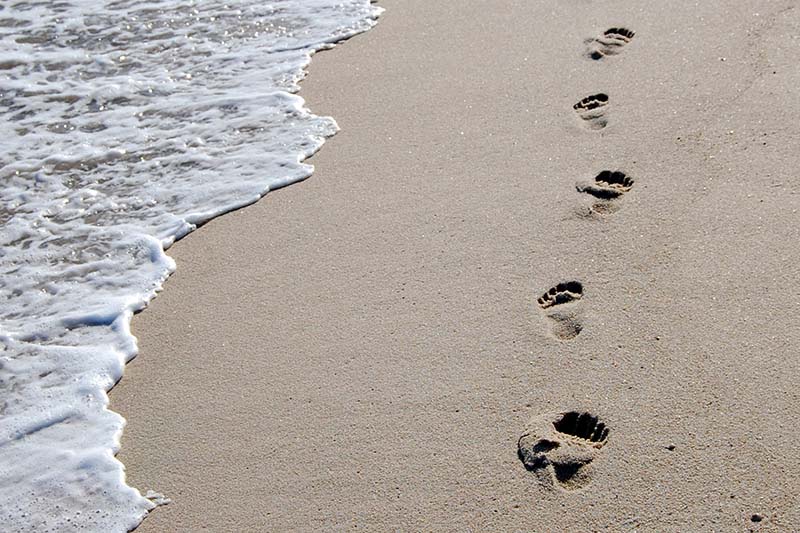 Strand; Fußspuren im Sand